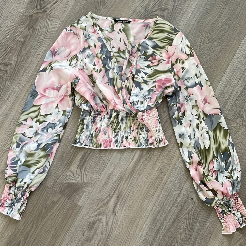 Floral top size small